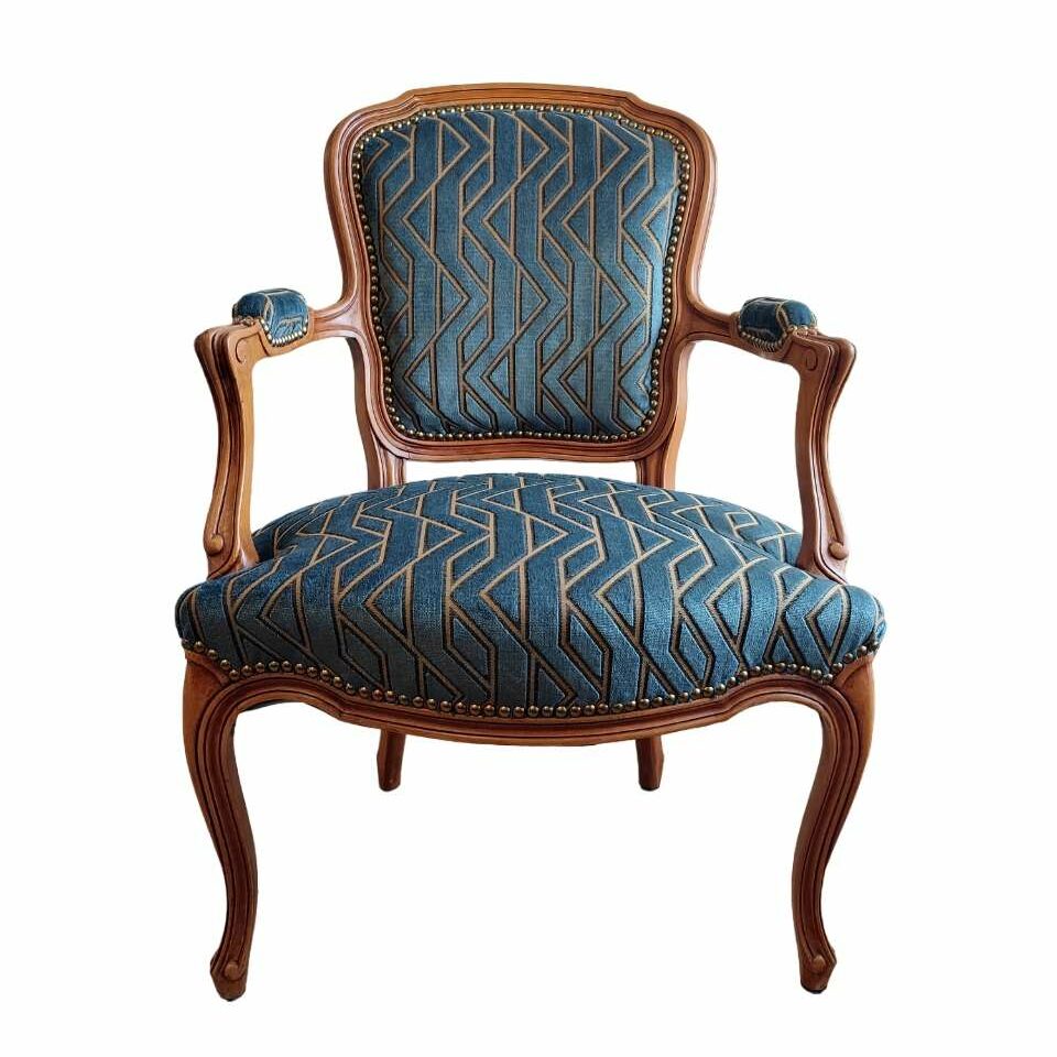 Fauteuil cabriolet recouvert en cours de tapisserie, Art des Étoffes Annecy